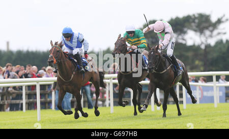 Am zweiten Tag des Galway Summer Festivals 2013 auf der Galway Racecourse, Ballybrit, Irland, gewinnt que Pasa unter Davy Condon die Topaz Novice Hürde. Stockfoto