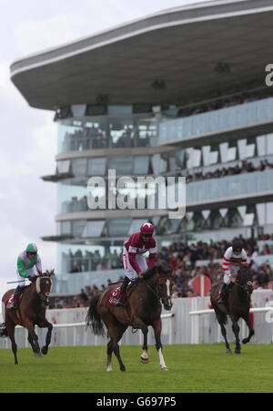 Rathlin von Davy Russell geritten gewinnt die Latin Quarter Steeplechase am zweiten Tag des Galway Summer Festival 2013 auf der Galway Racecourse, Ballybrit, Irland. Stockfoto