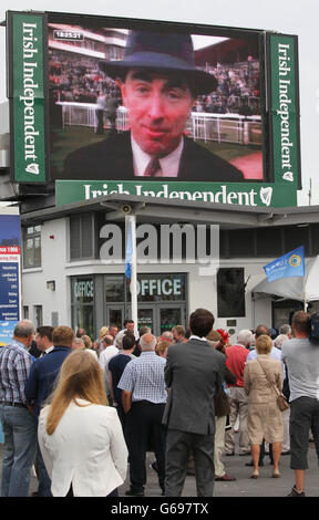 Am zweiten Tag des Galway Summer Festivals 2013 auf der Galway Racecourse, Ballybrit, Irland, werden Großbildtribute an den heute verstorbenen Sender Colm Murray gezahlt. Stockfoto