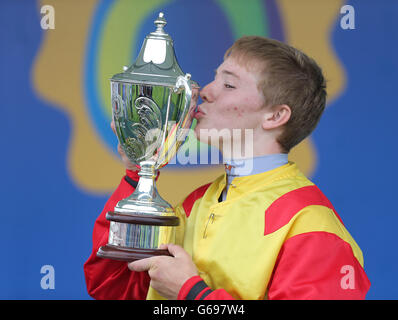 Jockey Colin Keane feiert den Gewinn des Topaz Mile Handicap auf Brendan Brackan am zweiten Tag des Galway Summer Festival 2013 auf der Galway Racecourse, Ballybrit, Irland. Stockfoto