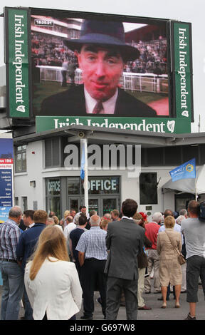 Am zweiten Tag des Galway Summer Festivals 2013 auf der Galway Racecourse, Ballybrit, Irland, werden Großbildtribute an den heute verstorbenen Sender Colm Murray gezahlt. Stockfoto