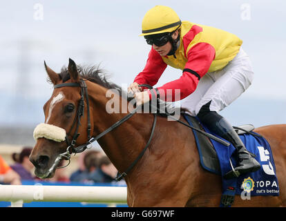 Jockey Colin Keane feiert den Gewinn des Topaz Mile Handicap auf Brendan Brackan am zweiten Tag des Galway Summer Festival 2013 auf der Galway Racecourse, Ballybrit, Irland. Stockfoto