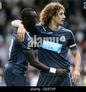 Papiss Cisse von Newcastle United (links) feiert sein Tor mit Teamkollege Fabricio Coloccini während des Vorsaison-Freunds im St. Mirren Park, Paisley. Stockfoto