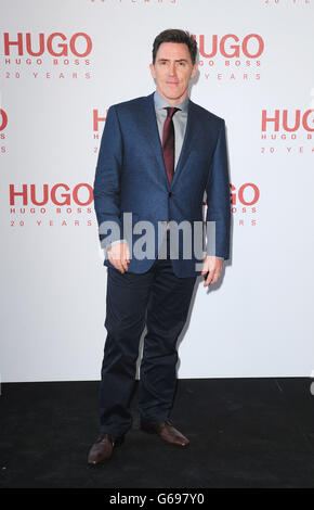 Rob Brydon kommt bei der Hugo: Red folgt nie Jubiläumsparty im Hauptquartier des Duke of York in London an. Stockfoto