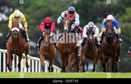 Footprint (Mitte) mit Andrew Thornton gewinnt den Caulfield Industrial Athlone Handicap am zweiten Tag des Galway Summer Festivals 2013 auf der Galway Racecourse, Ballybrit, Irland. Stockfoto