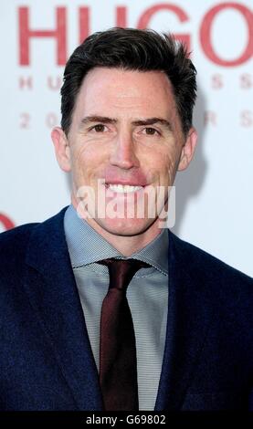 Rob Brydon kommt bei der Hugo: Red folgt nie Jubiläumsparty im Hauptquartier des Duke of York in London an. Stockfoto