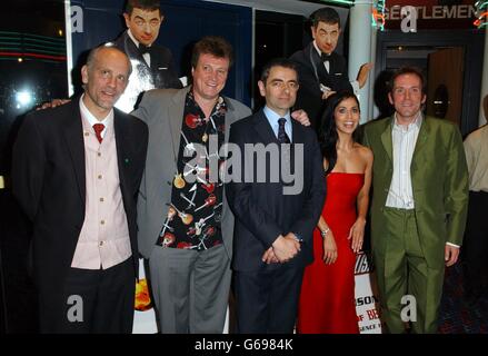 Regisseur Peter Howitt (2. Links) mit den Schauspielern John Malkovich, Rowan Atkinson, Natalie Imbruglia und Ben Miller kommen zur britischen Premiere von Johnny English im Empire auf dem Londoner Leicester Square. Stockfoto