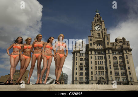 Modelle (von links nach rechts) Holly Pritchard, Bethany Cammack, Jessica Taylor, Jodie Daniels und Vicci Davies aus Liverpool starten die Kampagne "The Look to die for" des Stadtrats von Liverpool im Royal Liver Building in Liverpool. Stockfoto