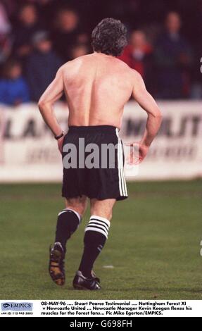 08-MAI-96. Testimonial Von Stuart Pearce. Nottingham Forest XI / Newcastle United. Newcastle Manager Kevin Keegan biegsam seine Muskeln für die Forest-Fans Stockfoto