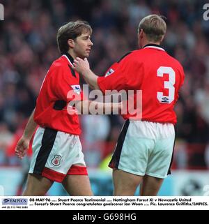 08-MAY-96, Stuart Pearce Testimonial, Nottingham Forest XI / Newcastle United, Forest Stuart Pearce gratuliert Torschütze Ian Woan Stockfoto