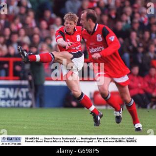 08-MAI-96 .... Stuart Pearce Testimonial .... Nottingham Forest XI / Newcastle United ... Stuart Pearce von Forest gibt einen Freistoß in Richtung Tor Stockfoto