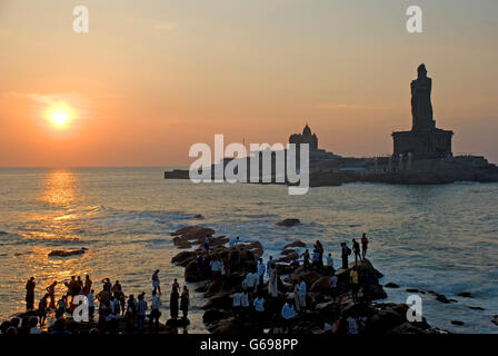 Sonnenaufgang am Indischen Ozean, Vivekananda Rock Memorial, Kanyakumari, Tamil Nadu, Indien Stockfoto