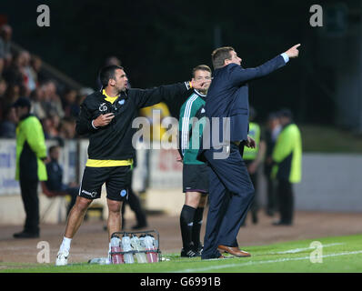 Fußball - UEFA Europa League - Qualifikation für die zweite Runde - zweite Etappe - St. Johnstone gegen Rosenborg - McDiarmid Park. St Johnstone Manager Tommy Wright und Assistent Callum Davidson (links) Geste auf der Touchline Stockfoto