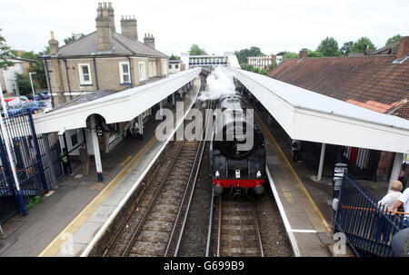 Die historische Dampflokomotive Nr. 70013 Oliver Cromwell fährt den Dorset Coast Express auf der ersten wöchentlichen Reise zur Südküste durch Staines-upon-Thames. Stockfoto