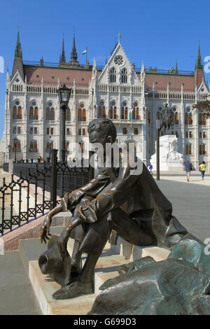 Ungarn Budapest Attila József Dichter Statue Parlament Stockfoto