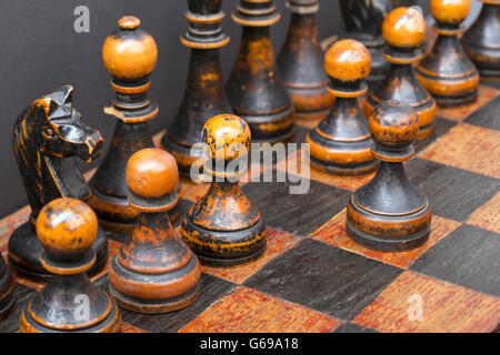 schwarzen Schach Stücke Linie mit einem Bauern begann Stockfoto