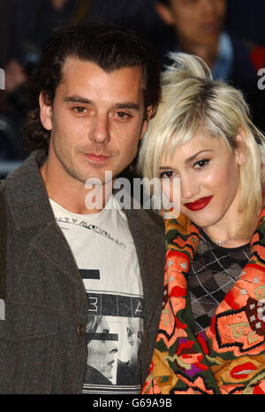 Die Musiker Gavin Rossdale und Gwen Stefani kommen zu einer Party, um die Eröffnung der Saatchi Gallery in London zu feiern. Die Galerie, die sich im County Hall Gebäude in London befindet und einige der berühmtesten britischen Kunstwerke beherbergen wird. Stockfoto