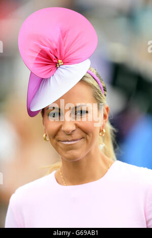 Pferderennen - 2013 Glorious Goodwood Festival - QIPCO Sussex Stakes Day - Goodwood Racecourse. Channel 4 Racing-Moderatorin Emma Spencer beim QIPCO Sussex Stakes Day während des glorreichen Goodwood Festival2013 auf der Goodwood Racecourse. Stockfoto