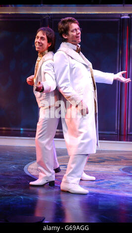 Jimmy Jemain (L) und Mike Read bei der Probe für Cliff - das Musical im Prince of Wales Theater im Zentrum von London. Der ehemalige Radio One dj Mike Read wird in der Rolle von Sir Cliff Richard gespielt. Ricky Aron, * .. Miles Guerrini und Jimmy Jemain werden in verschiedenen Phasen seiner Karriere als die anderen „Cliffs“ eingesetzt. Stockfoto