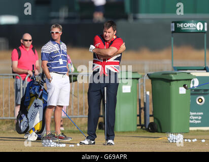 Golf - The Open Championship 2013 - Praxis Tag Vier - Muirfield Golf Club. Der englische Sir Nick Faldo auf der Driving Range während des 4. Trainingstages für die Open Championship 2013 im Muirfield Golf Club, East Lothian Stockfoto