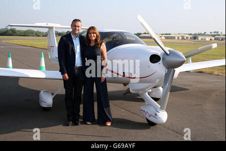 Carol Vorderman mit ihrem Partner Graham Duff, einem ehemaligen Red Arrow Piloten, bei RAF Fairford, als das erste von 160 Flugzeugen beginnt, für dieses Wochenende Royal International Air Tattoo einzufliegen. Stockfoto