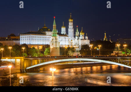 Moskau, Russland - 10. August 2015: Nachtansicht des Grand Kremlin Palace in Moskau Kremlin und der Moskwa Stockfoto