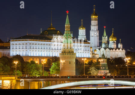 Moskau, Russland - 10. August 2015: Nachtansicht des Grand Kremlin Palace im Moskauer Kreml Stockfoto