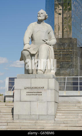 Moskau, Russland - 10. August 2015: Denkmal für Konstantin Tsiolkovsky, der Gründer der Raumfahrt am Denkmal "Eroberer von Stockfoto