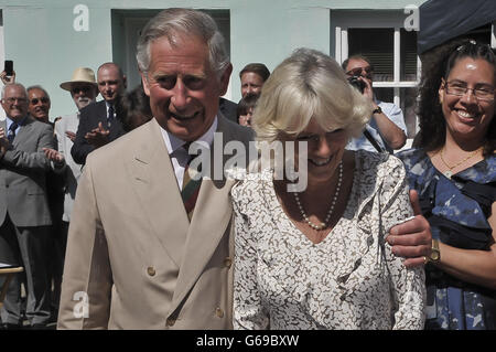 Ihre Königliche Hoheit, die Herzogin von Cornwall, die ihren 66. Geburtstag feiert, mit dem Prinz von Wales, als Menschenmengen Happy Birthday singen und sie bereitet sich darauf vor, ihren Geburtstagskuchen in Lostwithiel zu schneiden, während die Herzogin und der Prinz an ihrem jährlichen Sommerbesuch in Cornwall und Devon teilnehmen. Stockfoto