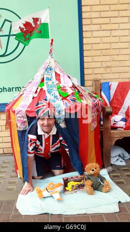 John Loughley aus London steht vor dem Lindo Wing, St. Mary's Hospital, Paddington im Zentrum von London, wo die Herzogin von Cambridge ihr Baby zur Welt bringen soll. Stockfoto