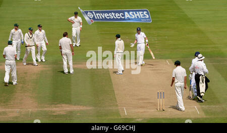 Der englische Ian Bell reagiert, nachdem er von Steven Smith in Australien erwischt wurde, wird aber am dritten Tag des zweiten Investec Ashes-Tests am Lord's Cricket Ground, London, nicht heraus gegeben. Stockfoto