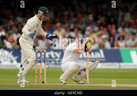 Der Australier Brad Haddin (links) feiert, wie Englands Ian Bell reagiert, nachdem er am dritten Tag des zweiten Investec Ashes Tests am Lord's Cricket Ground, London, sein Dickicht am 74 verloren hatte. Stockfoto