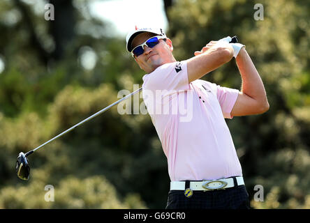 Der US-Amerikaner Zach Johnson schlägt am dritten Loch am dritten Tag der Open Championship 2013 im Muirfield Golf Club, East Lothian, ab. Stockfoto