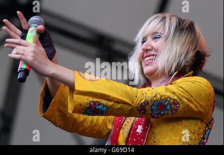 Karen O vom Yeah Yeah Yeahs tritt auf der Obelisk-Bühne während des Latitude Festivals im Henham Park bei Southwold, Suffolk, auf. Stockfoto