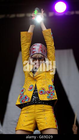 Karen O vom Yeah Yeah Yeahs tritt auf der Obelisk-Bühne während des Latitude Festivals im Henham Park bei Southwold, Suffolk, auf. Stockfoto