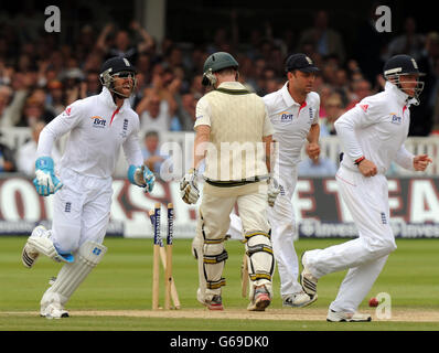 Englands Jonathan Trott (zweiter rechts), Ian Bell (rechts) und Matt Prior (links) feiern als Graeme Swann (nicht abgebildet) den australischen Chris Rogers (Mitte) für 6 am vierten Tag des zweiten Investec Ashes Tests am Lord's Cricket Ground, London, ausschüsselt. Stockfoto