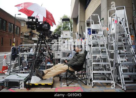 Medien im Lindo-Flügel des St. Mary's Hospital in Paddington, West London, die seit mehr als einer Woche in Erwartung der Geburt des Babys des Herzogs und der Herzogin von Cambridge zelteten. Stockfoto