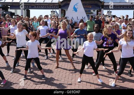 s Teen Strand Film Flashmob Stockfoto