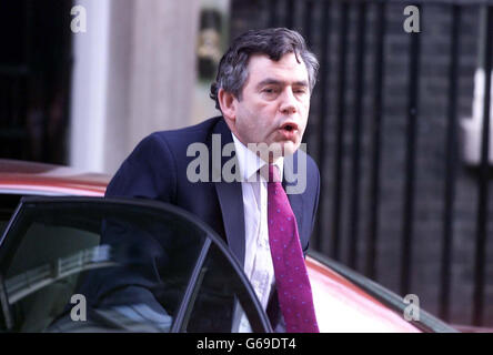 Bundeskanzler Gordon Brown kommt in der Downing Street zu einem Treffen mit Kabinettskollegen an. Stockfoto