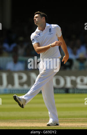 Der englische James Anderson reagiert am vierten Tag des zweiten Investec Ashes Tests auf dem Lord's Cricket Ground, London. DRÜCKEN SIE VERBANDSFOTO. Bilddatum: Sonntag, 21. Juli 2013. Siehe PA Story CRICKET England. Bildnachweis sollte lauten: Anthony Devlin/PA Wire. Stockfoto