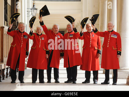 Chelsea Rentner feiern die Geburt des Sohnes des Herzogs und der Herzogin von Cambridge im Royal Chelsea Hospital in London, indem sie dem Königspaar einen kleinen Teddybär des Royal Hospital in traditioneller scharlachroten Uniform anrösten und schicken. Stockfoto