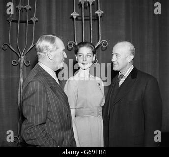 Maurice Chevalier (links) spricht mit Lauren Bacall und Alec Guinness bei der Probe für die Royal Film Performance im Empire Theatre am Leicester Square, London. Stockfoto