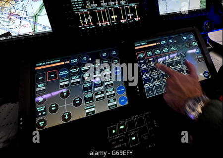 Die Luftbesatzung nutzt Touchscreen-Panels im Cockpit des Merlin Mk 2-Flugzeugs, das auf der Royal Naval Air Station Culdrose, Cornwall, zu sehen ist, um die erste Flotte der nächsten Generation von Merlin-Hubschraubern zu markieren, die an die Royal Navy übergeben werden. Stockfoto