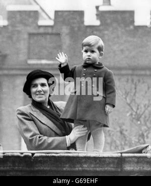 Prinz Charles winkte der Menge von der Mauer des Clarence House, London, zu. Fest von der Krankenschwester Lightbody gehalten, wird der Prinz auf dem Aussichtspunkt gesehen, von dem aus er seine Großeltern, den König und die Königin, und seine Mutter, Prinzessin Elizabeth, beobachtete, wie sie zur Staatseröffnung des Parlaments nach Westminster fuhren. *Scan mit niedriger Auflösung - Scan mit hoher Auflösung auf Anfrage Stockfoto