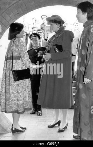 Die Prinzessin von Wales trifft eine andere werdende Mutter, Frau Nora Wang (links), im Pagoda Chinese Community Center während eines königlichen Besuches in Liverpool. *Low-Res Scan - High-Res Scan auf Anfrage Stockfoto