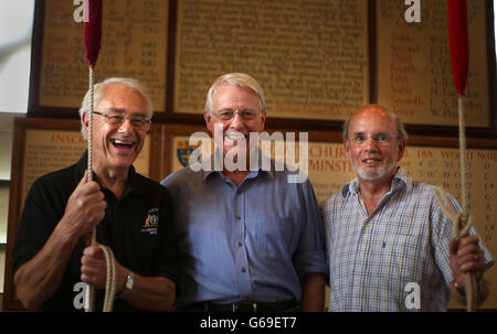 Chris Rogers links), Clarke Walters (Mitte) und Alan Frost (rechts) von der Westminster Abbey Company of Ringers, bereiten eine vollständige Klangwiedergabe von 5000 Änderungen vor, die als The Cambridge Surprise Royal bekannt sind, Das dauert mehr als drei Stunden, in Westminster Abbey, um die Geburt des Herzogs und der Herzogin von Cambridge's Sohn zu feiern. Die drei waren Mitglieder des Teams, das 1982 für die Geburt des Herzogs von Cambridge das Peal anrief. Stockfoto