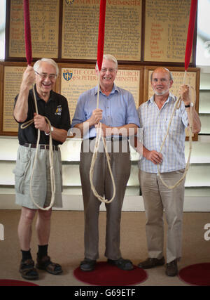 Chris Rogers links), Clarke Walters (Mitte) und Alan Frost (rechts) von der Westminster Abbey Company of Ringers, bereiten eine vollständige Klangwiedergabe von 5000 Änderungen vor, die als The Cambridge Surprise Royal bekannt sind, Das dauert mehr als drei Stunden, in Westminster Abbey, um die Geburt des Herzogs und der Herzogin von Cambridge's Sohn zu feiern. Die drei waren Mitglieder des Teams, das 1982 für die Geburt des Herzogs von Cambridge das Peal anrief. Stockfoto