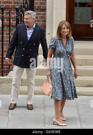 Die Eltern der Herzogin von Cambridge, Carole und Michael Middleton, verlassen den Lindo-Flügel des St. Mary's Hospital in London, nachdem sie ihren neuen Enkel, Prinz George von Cambridge, treffen. Stockfoto