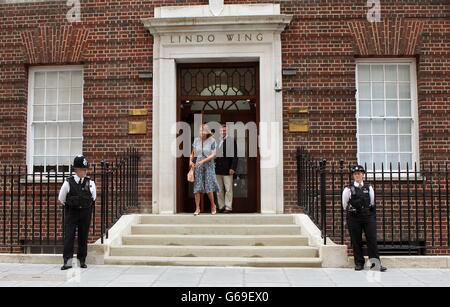 Die Eltern der Herzogin von Cambridge, Carole und Michael Middleton, verlassen den Lindo-Flügel des St. Mary's Hospital in London, nachdem sie ihren neuen Enkel, Prinz George von Cambridge, treffen. Stockfoto