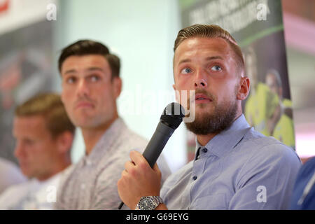 Fußball - Charlton Athletic Club Day - The Valley. Charlton Athletic Torwart Ben Hamer (rechts) spricht während eines Fanforums Stockfoto